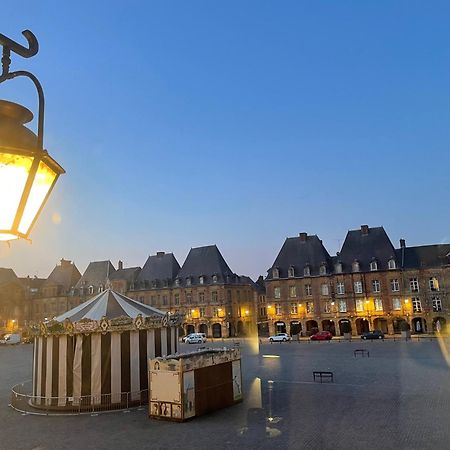 Suites Mana - Matahina Avec Vue Superbe Sur La Place Ducale Et Parking Prive Inclus Charleville-Mézières Eksteriør bilde